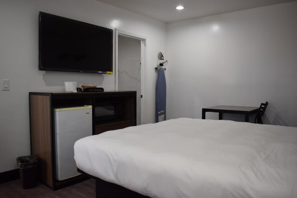 Hyde Park Motel image 19