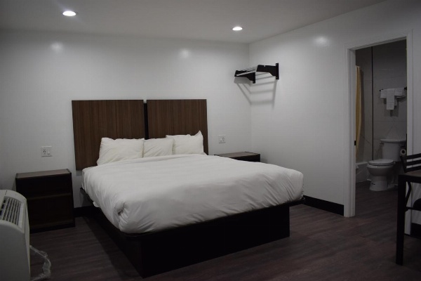 Hyde Park Motel image 22