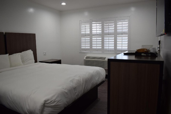 Hyde Park Motel image 26